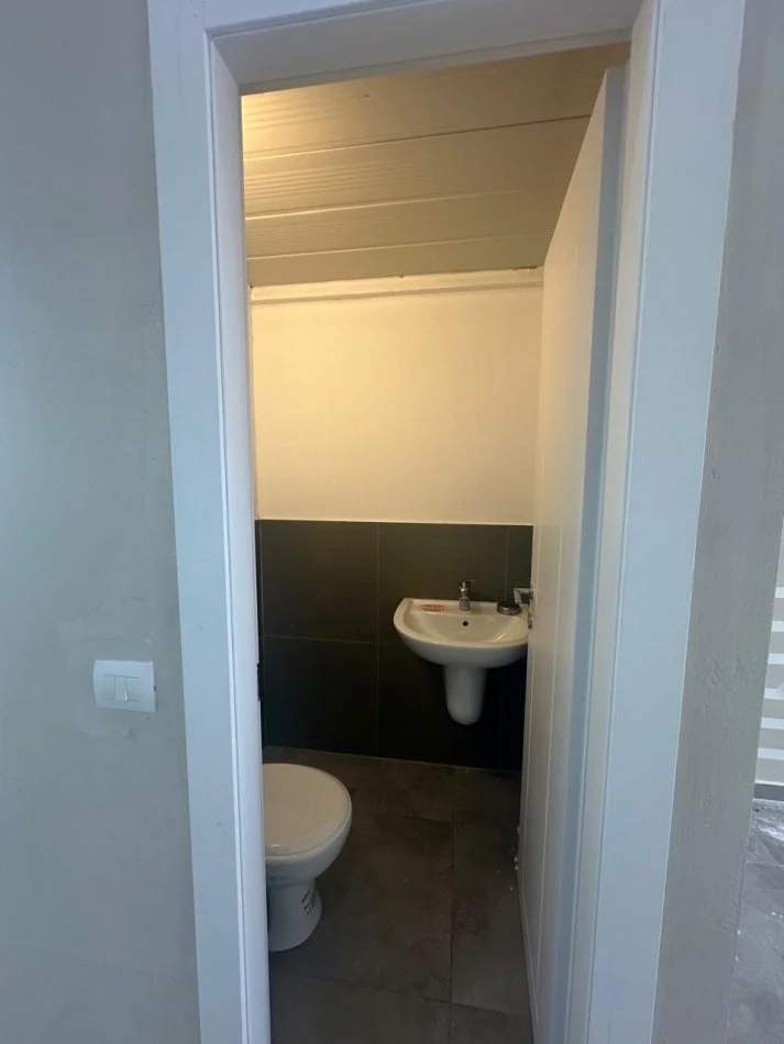 Tirane, jepet me qera dyqan Kati 0, 30 m² 349 € (Prane rrethit te Astirit)