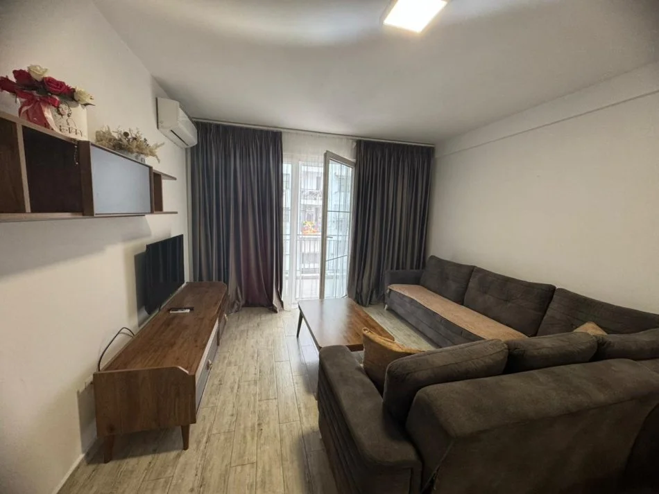 Tirane, jepet me qera apartament 1+1+Ballkon Kati 5, 70 m² 600 € (zona 5 Maj)