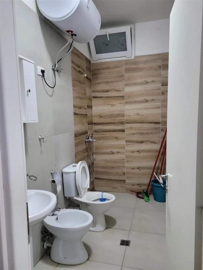 Tirane, jepet me qera apartament 1+1+Ballkon Kati 6, 87 m² 400 € (5 Maj)