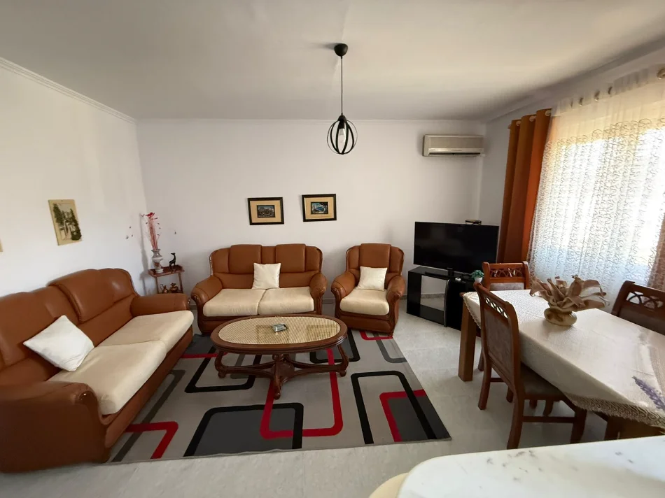 Tirane, jepet me qera apartament 1+1 Kati 3, 60 m² 400 € (Ali Demi)