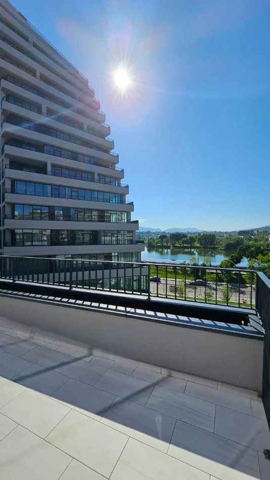 Tirane, jepet me qera zyre Kati 2, 90 m² 1.000 € (liqeni artificial)