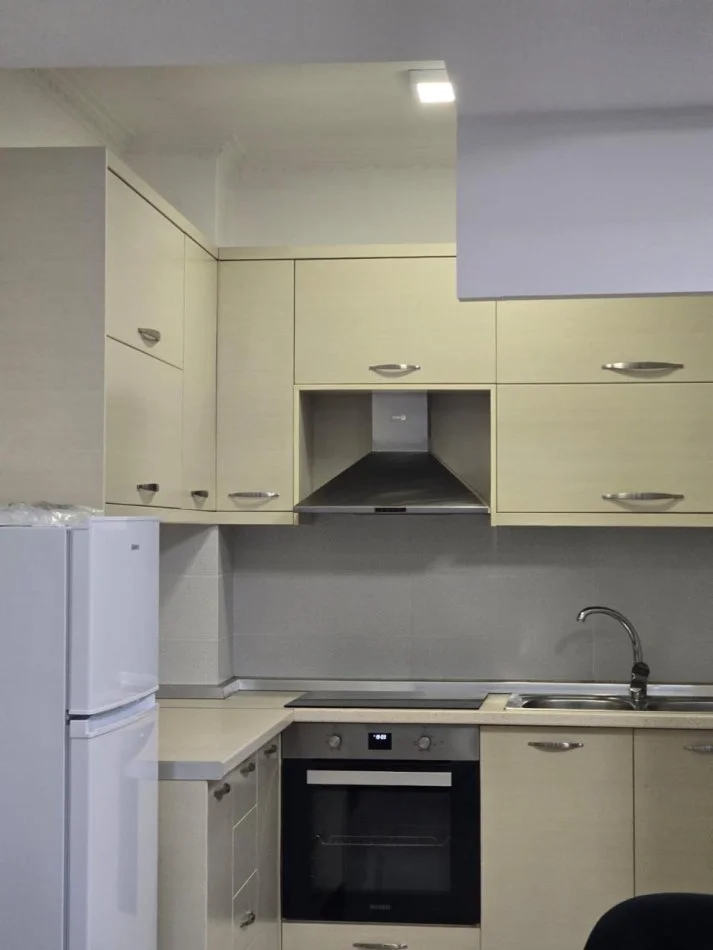 Tirane, jepet me qera apartament 2+1 Kati 2, 100 m² 750 € (Ambasada Amerikane ,Rruga e Elbasanit)