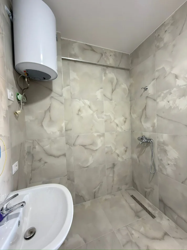 Tirane, jepet me qera apartament 2+1+Ballkon Kati 6, 700 € 