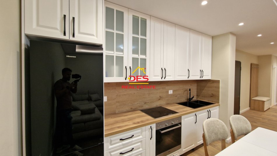 Vlore, jepet me qera apartament 2+1+Ballkon Kati 3, 110 m² 700 € (Rruga Gjergj Arianiti)