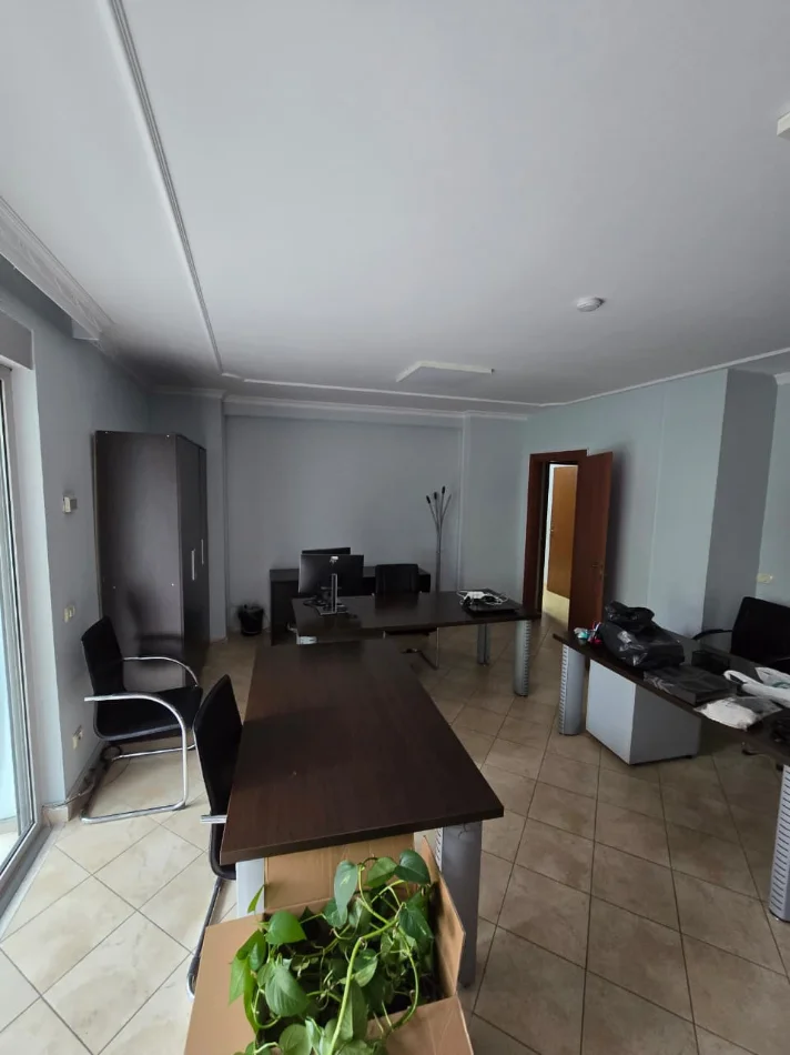 Tirane, jepet me qera zyre Kati 5, 136 m² 1.200 € (Libri Universitar)