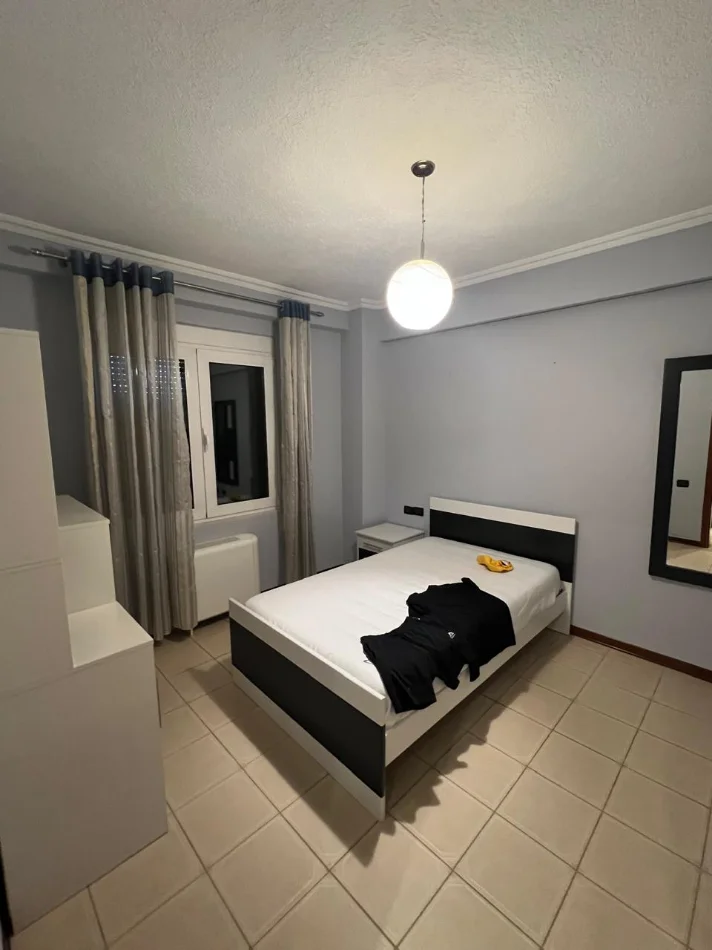 Tirane, jepet me qera apartament 3+1 Kati 3, 150 m² 2.000 € (Bllok)