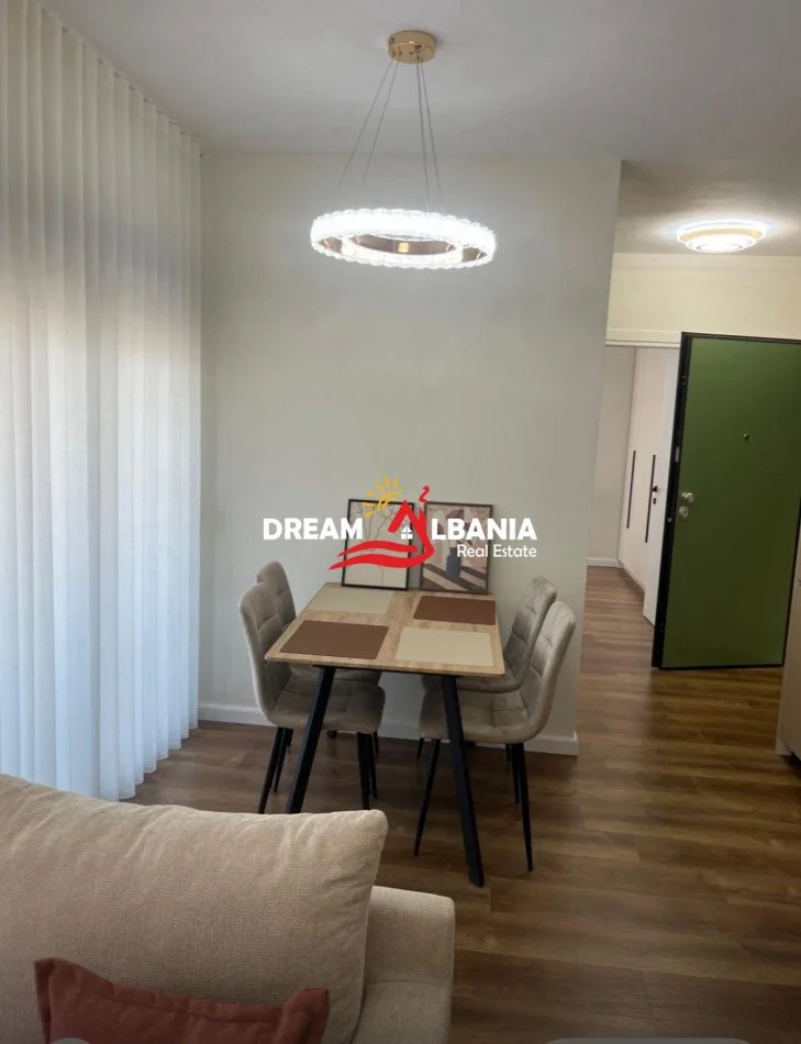 Tirane, jepet me qera apartament 1+1 , 65 m² 650 € (Shkolla e Kuqe)