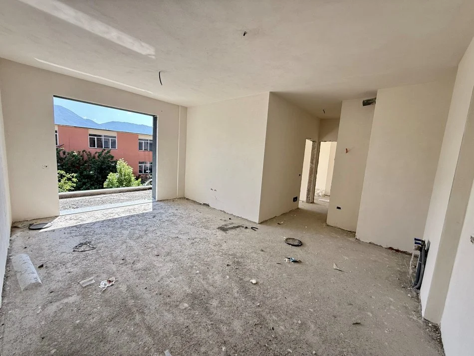 Tirane, shitet apartament 2+1Me 2 Tualete Dhe Ballkon , 93 m² 150.000 € (Rruga 5-Maji)