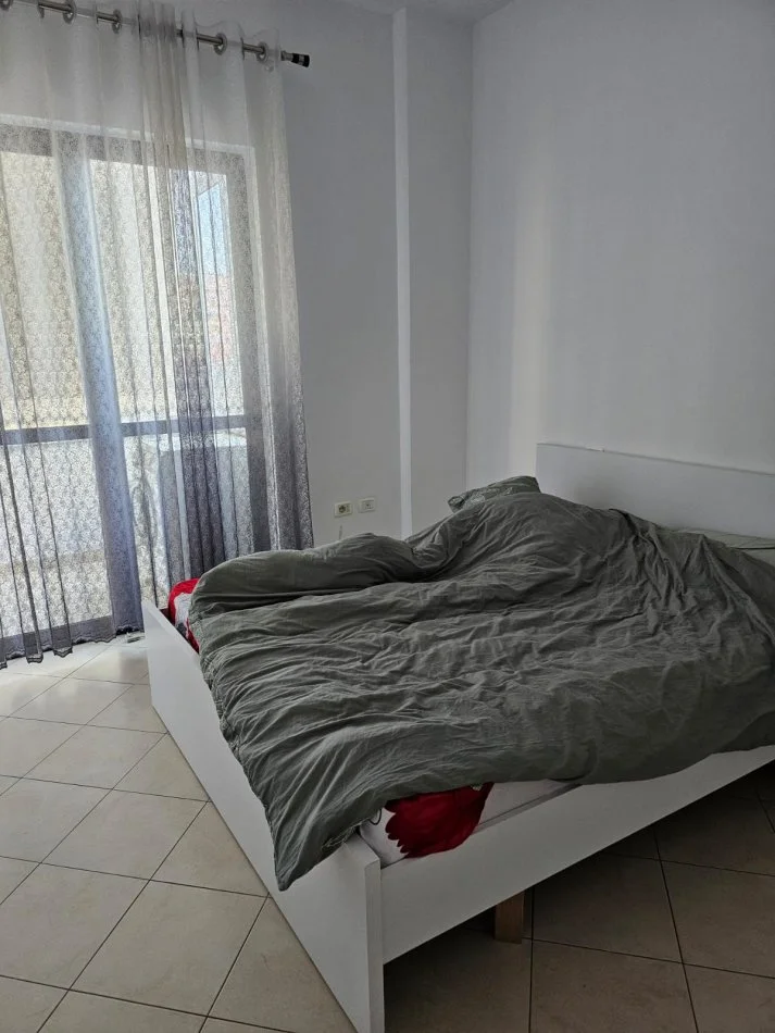 Tirane, shitet apartament 1+1+Ballkon Kati 4, 48 m² 105.000 € (Rruga e Kavajes prane pasticeri Nela ,Rruga Vace Zela , prane Globe)