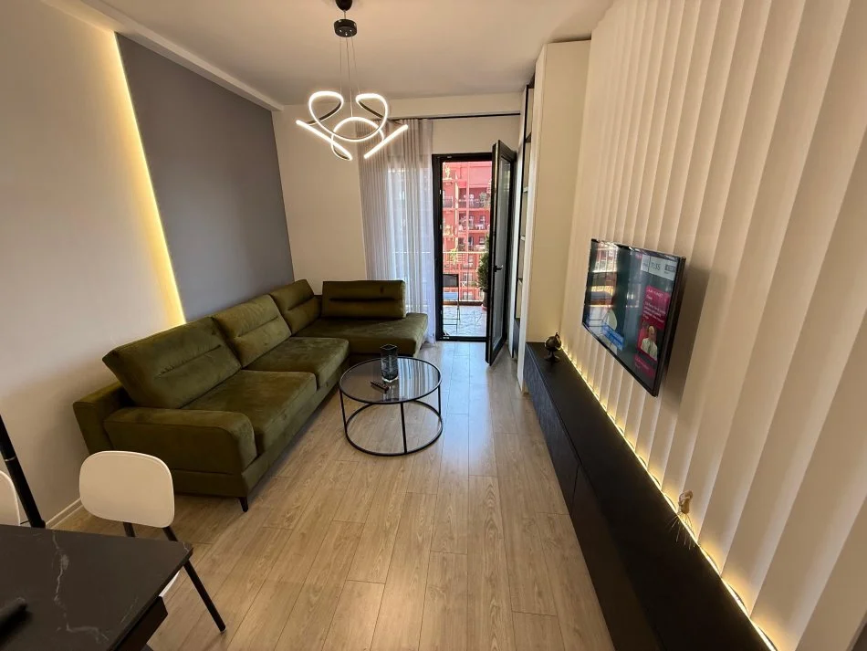 Tirane, jepet me qera apartament 1+1 Kati 15, 63 m² 900 € (Garden building rezidence)