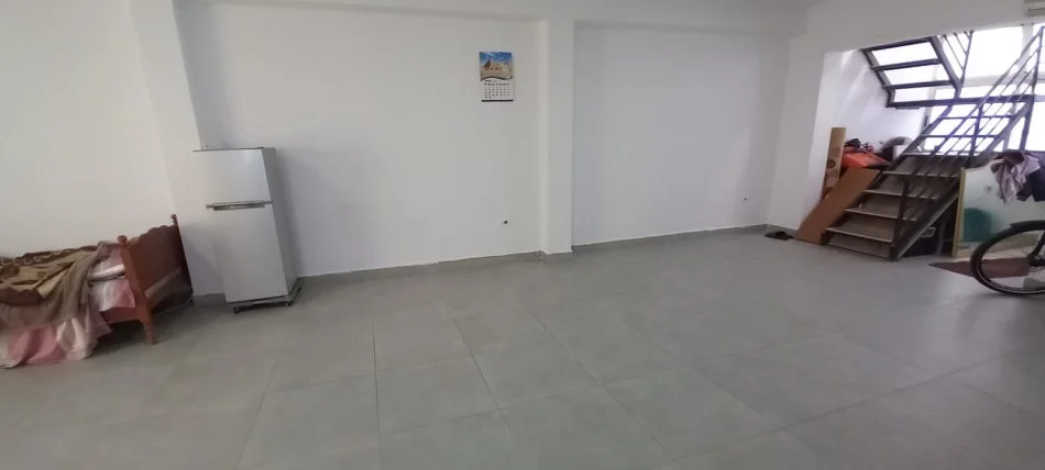 SHITET AMBJENT BIZNESI TE RRUGA E DIBRES