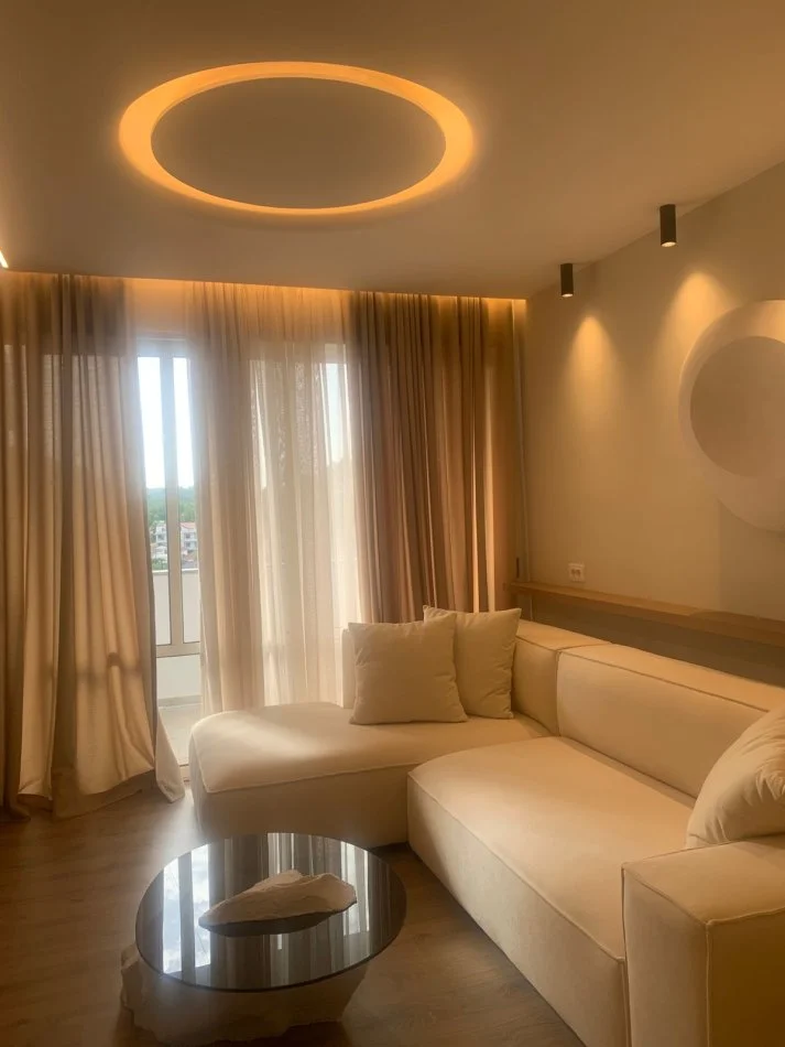 Tirane, jepet me qera apartament 1+1+Ballkon Kati 6, 75 m² 500 € (Yzberisht)