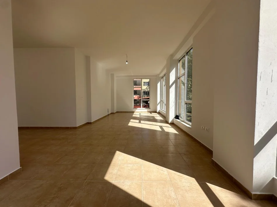 Tirane, jepet me qera ambjent biznesi Kati 3, 148 m² 2.500 € (Usluga, Stacioni i Trenit)