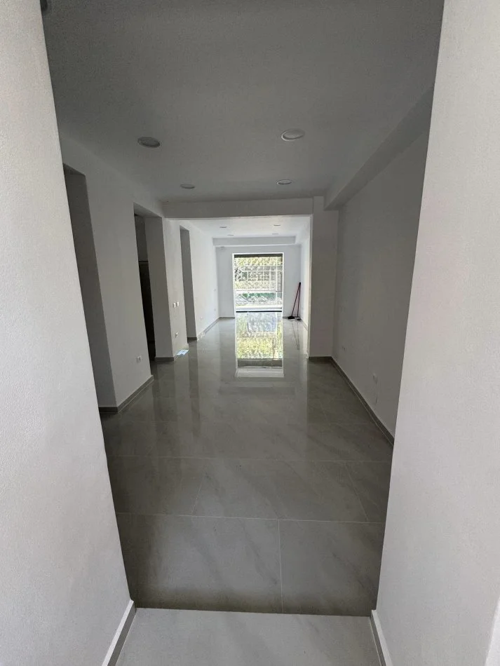 Tirane, jepet me qera dyqan Kati 0, 65 m² 2.000 € (21 Dhjetori ne Kryqezim)