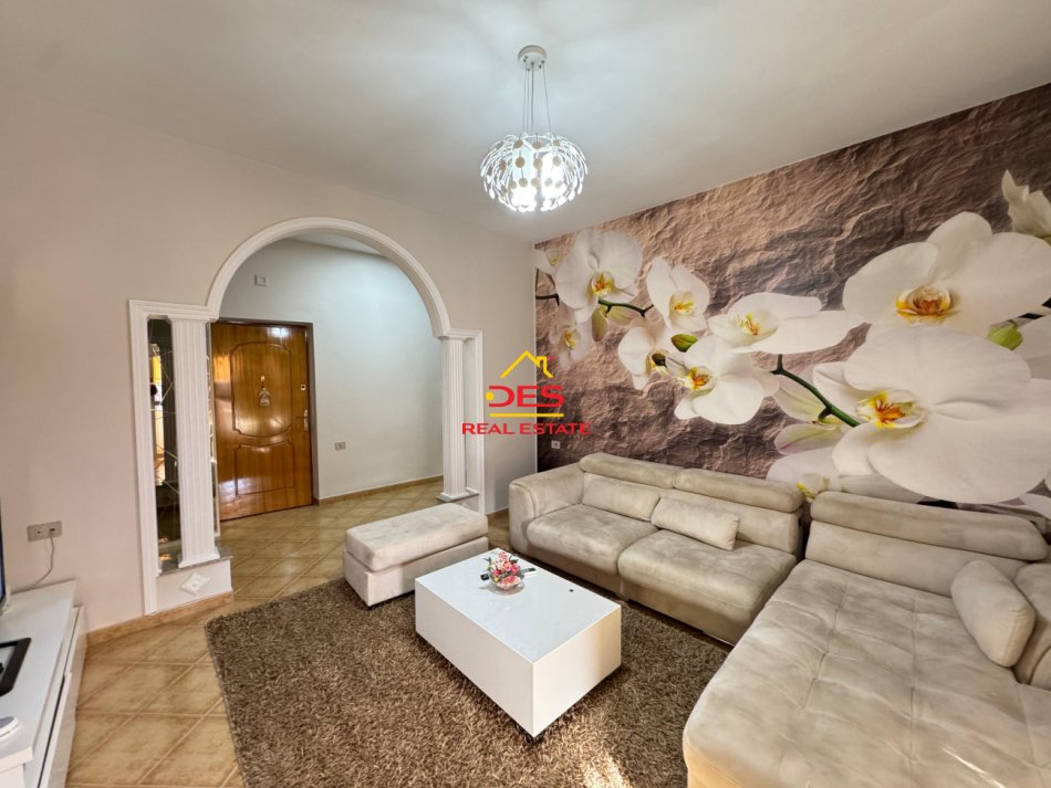 Vlore, jepet me qera apartament 2+1+Ballkon Kati 3, 90 m² 400 € (Rruga Sadik Zotaj)