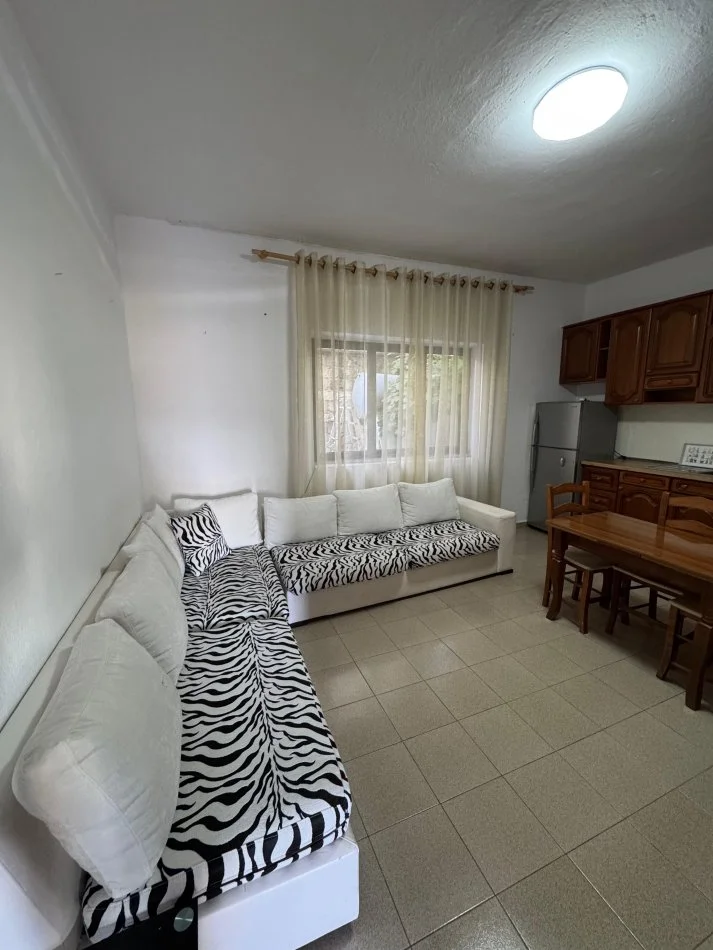 Tirane, jepet me qera apartament 2+1+Parkim, Kati 1, 100 m² 250 €