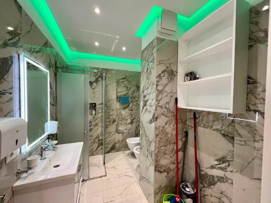 Shqiperi, jepet me qera apartament 2+1+Ballkon Kati 3, 100 m² 900 € (Piaca)