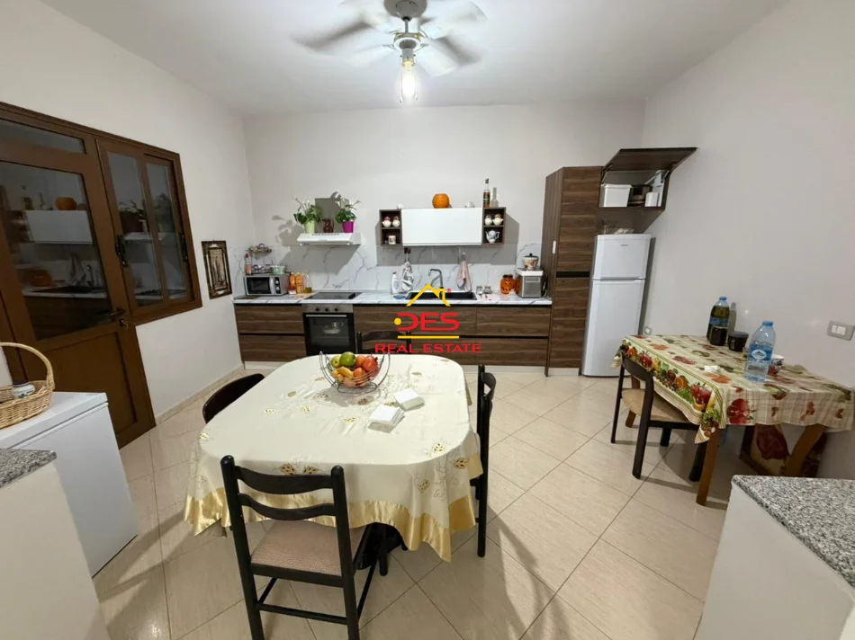 Vlore, jepet me qera Vile 3+1+Ballkon Kati 2, 120 m² 500 € (Rruga Demokracia)
