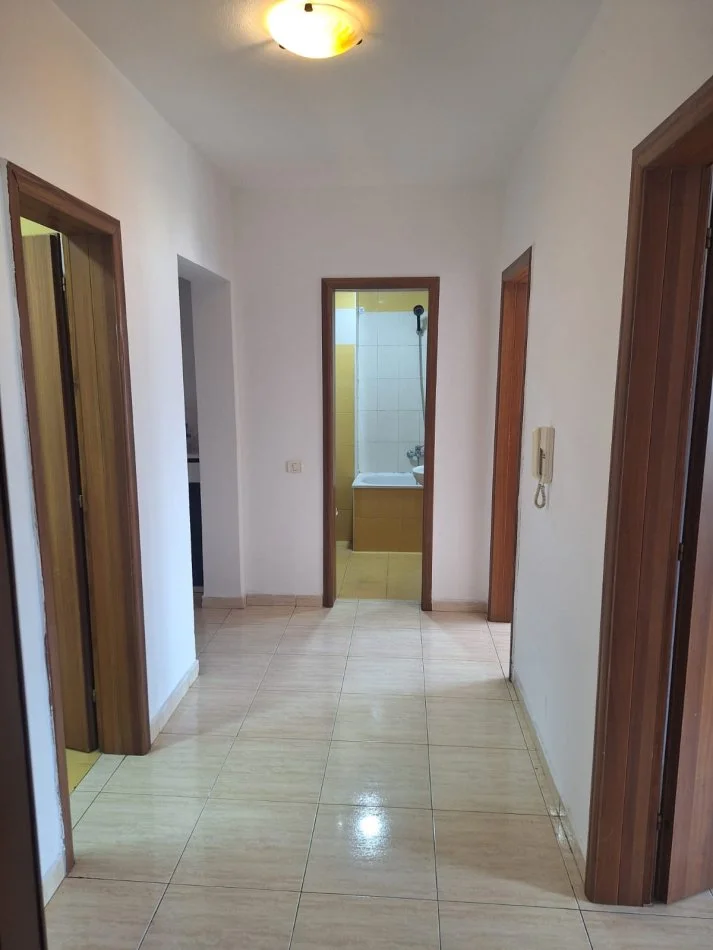 Tirane, jepet me qera apartament 2+1+Ballkon Kati 9, 120 m² (Stacioni i Trenit Pas Bar New York)