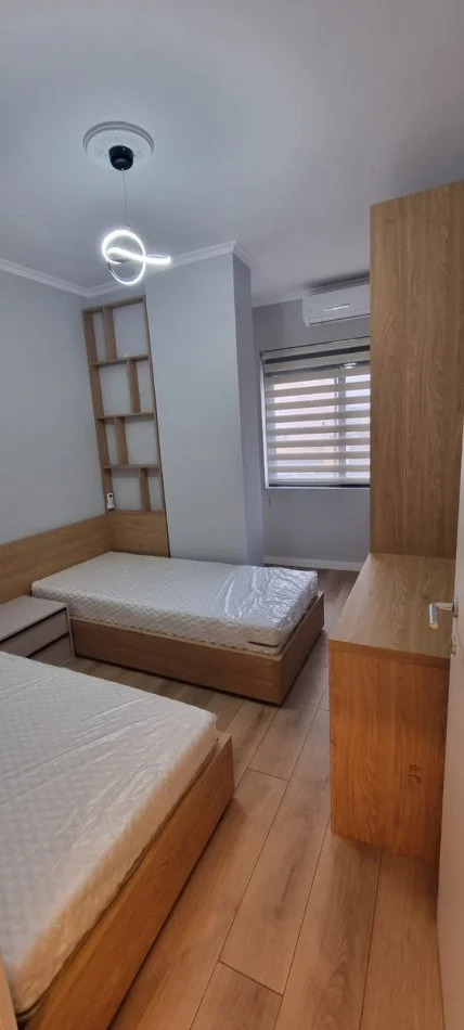Tirane, jepet me qera apartament 2+1 Kati 4, 70 m² 600 € (Laprake)