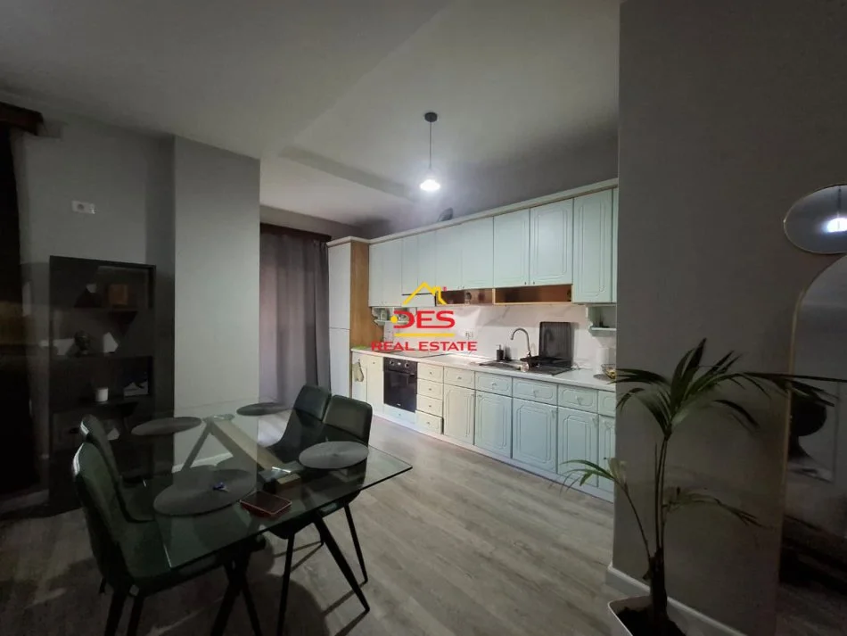 Vlore, jepet me qera apartament 1+1+Ballkon Kati 4, 100 m² 400 € (Rruga Gjergj Arianiti)