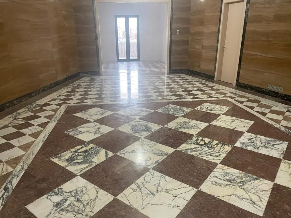 Durres, jepet me qera ambjent biznesi Kati 2, 270 m² 2.000 € (Stacioni Trenit Durres)