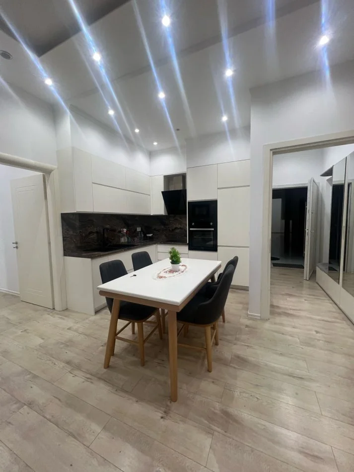 Tirane, jepet me qera 2+1+Ballkon Kati 2, 800 € (liqeni thate)