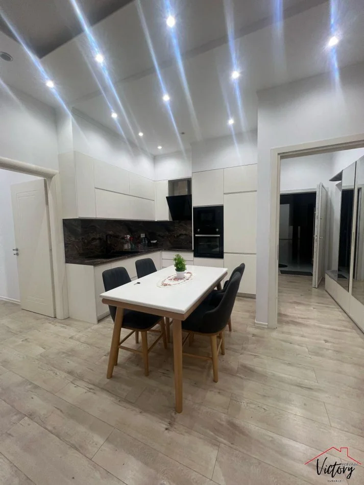 Tirane, jepet me qera apartament 2+1 , 