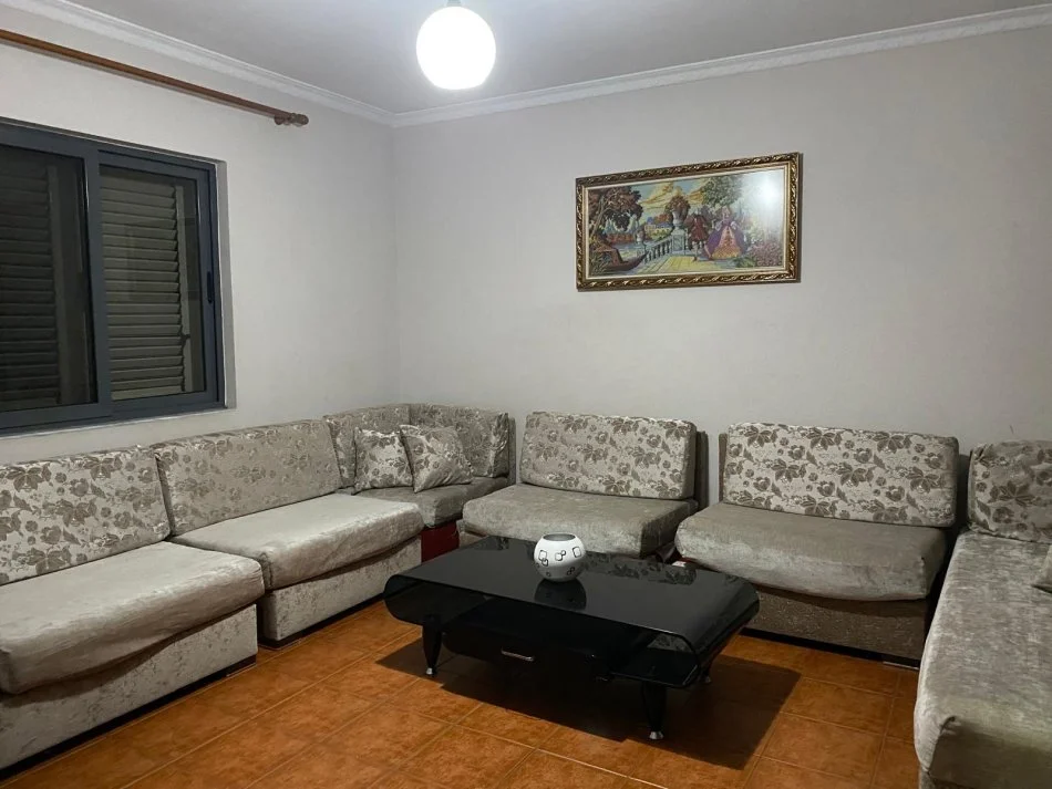 Tirane, jepet me qera Vile 2 Katshe  350€ (Vile 3 kateshe)