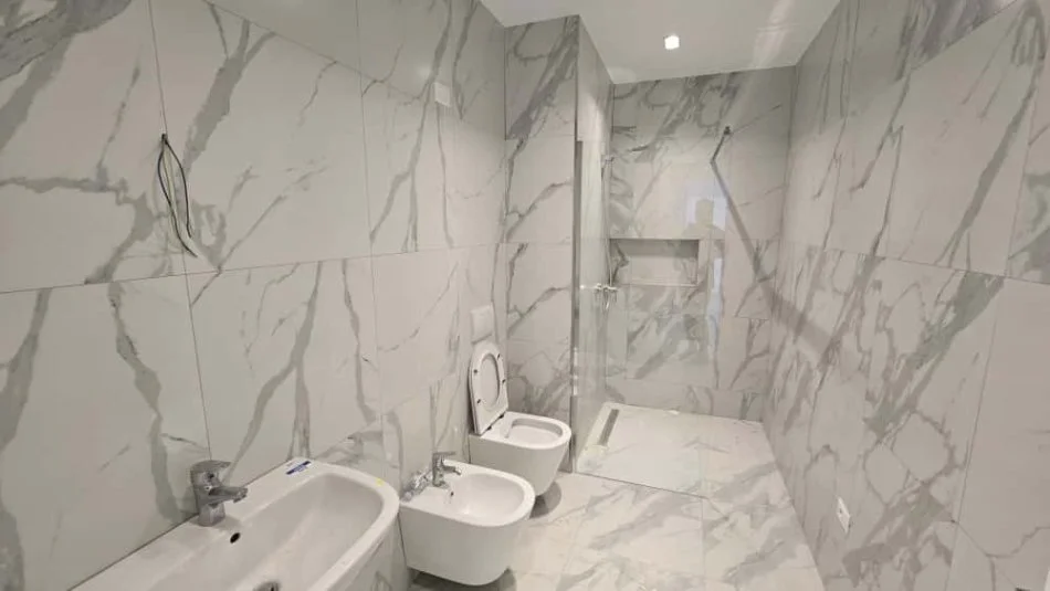 Tirane, jepet me qera apartament 2+1+Ballkon Kati 5, 130 m² 3.000 € (Liqeni Artificial)