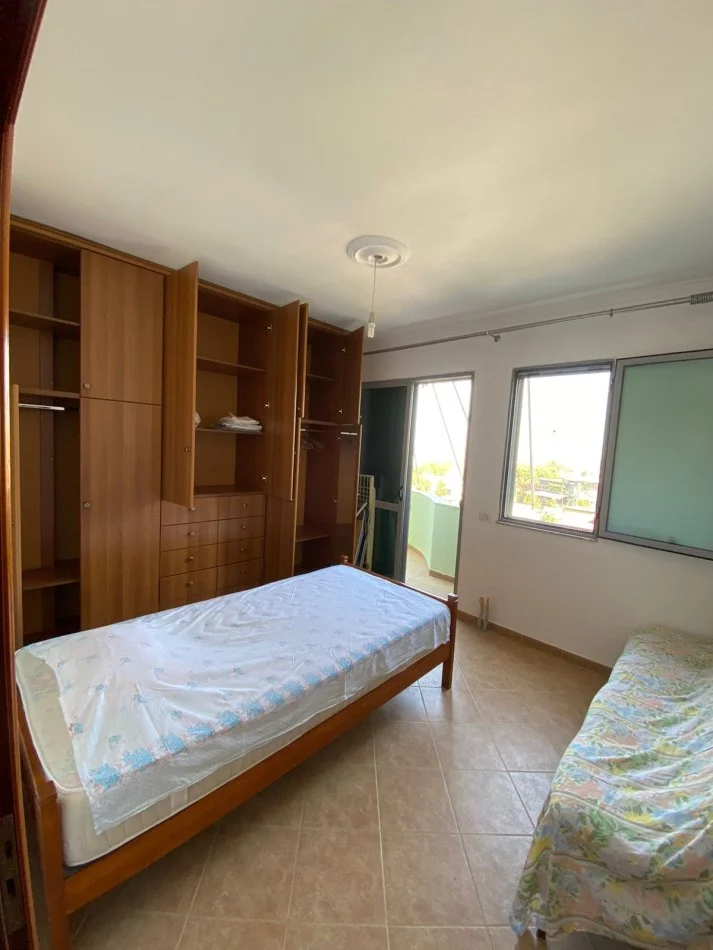 Tirane, jepet me qera 2+1+Ballkon Kati 3, 65 m² 400 € (pran restorant Freskut)