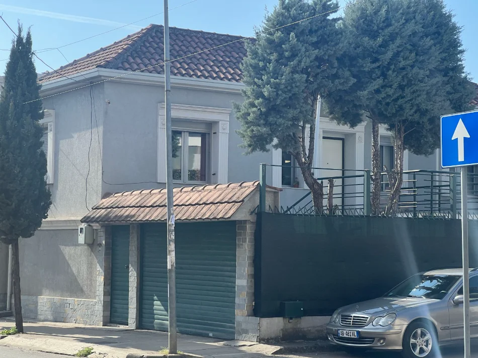 Tirane, jepet me qera Vile 2 Katshe Kati 1, 1.300 € (rruga riza cerova)