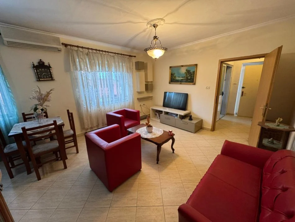 Tirane, jepet me qera apartament 3+1+Ballkon Kati 2, 100 m² 700 € 