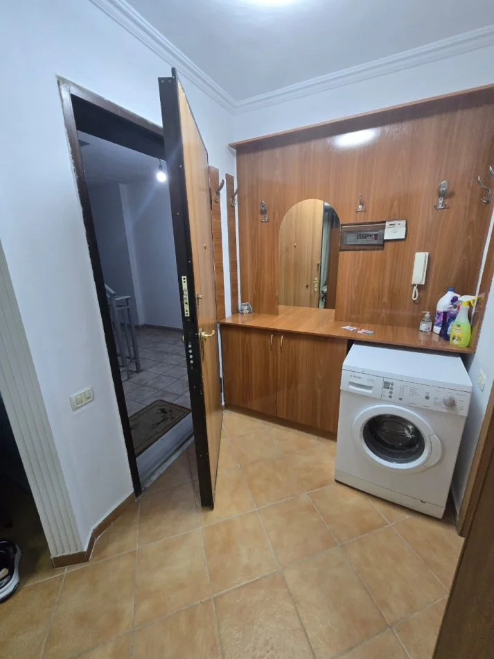Tirane, jepet me qera apartament 2+1+Ballkon Kati 7, 85 m² 550 € (rruga 5 maj concord center)