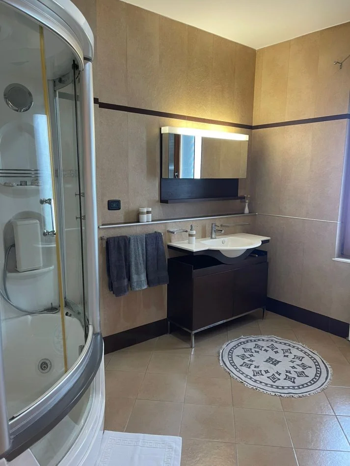 Jepet me qera Vile 3 katshe ne Selitë, Rruga "Bedri Dedja", Blloku i Vilave Selite