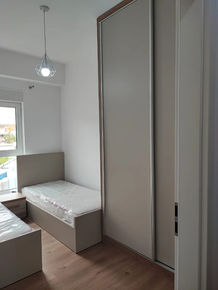Tirane, jepet me qera apartament 2+1+Ballkon Kati 4, 100 m² 500 € (Ali Demi)