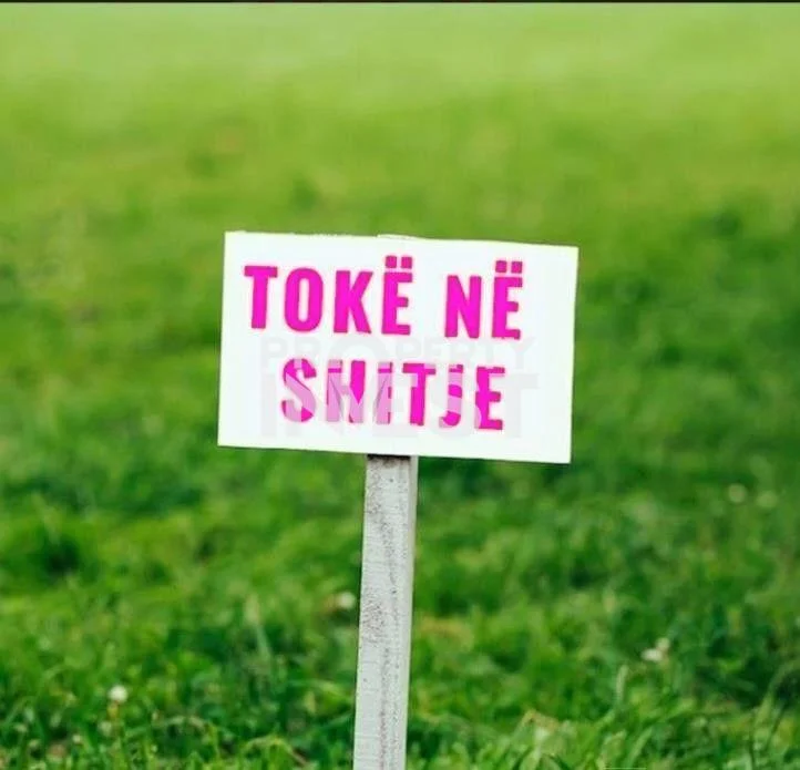 Tirane, shitet toke , 1.768 m² 53.040 € (vore)