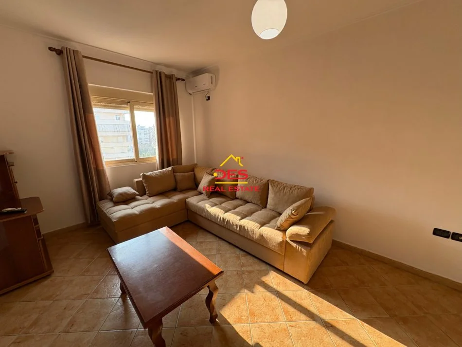 Vlore, jepet me qera apartament 2+1+Ballkon Kati 5, 100 m² 450 € (Rruga Sadik Zotaj)