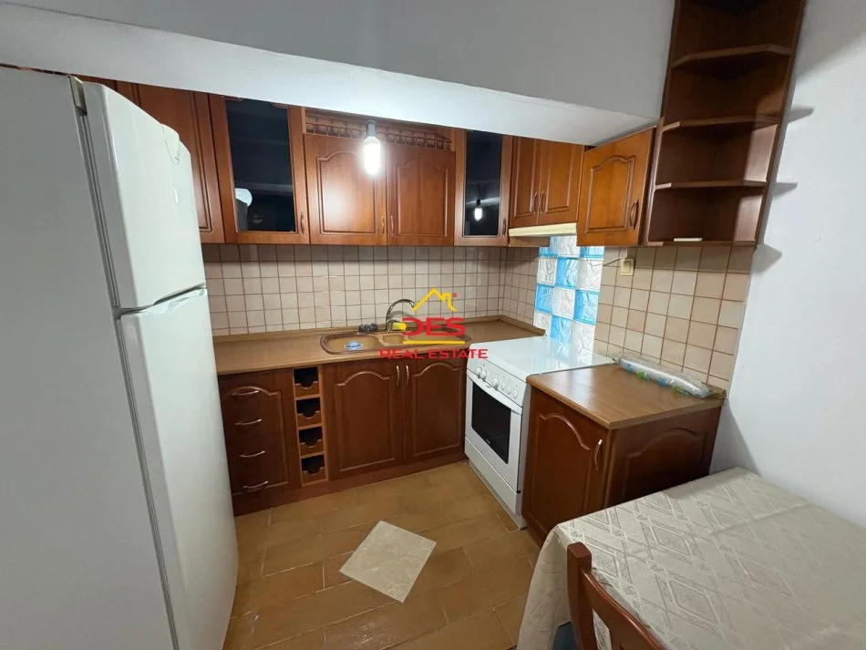 Vlore, jepet me qera apartament 1+1+Ballkon Kati 5, 57 m² 280 € (Rruga Dush Strati)