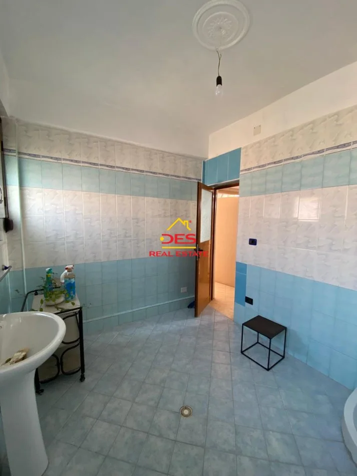 Vlore, jepet me qera shtepi 1+1+Ballkon Kati 2, 90 m² 500 € (Rruga Unaza)