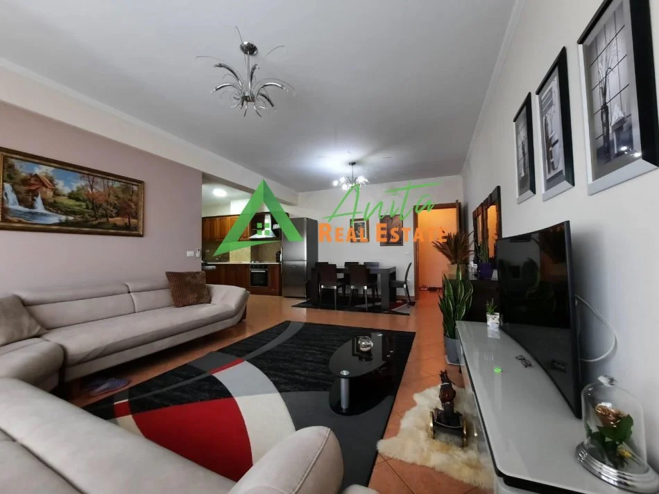 Tirane, jepet me qera apartament 2+1+Ballkon Kati 7, 120 m² 600 € (Kompleksi Vizion +)