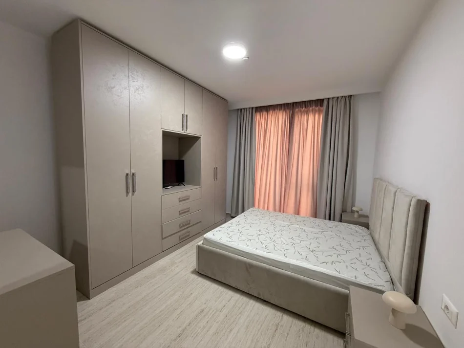 Tirane, jepet me qera apartament 3+1 Kati 2, 120 m² 1.450 € (liqeni thate)