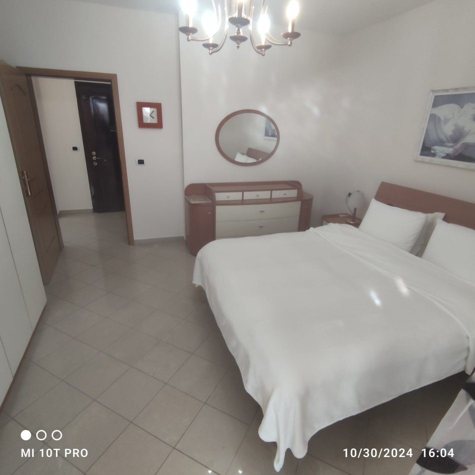 Tirane, jepet me qera apartament 2+1 Kati 10, 1.000 € (Bllok)