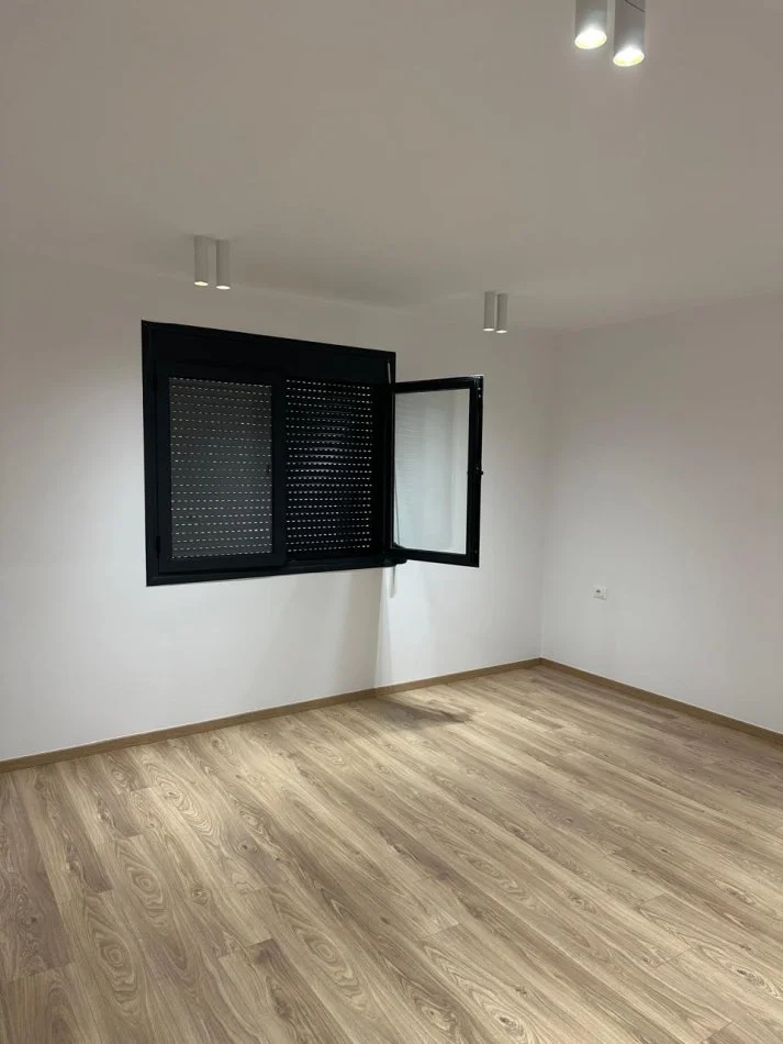 Durres, jepet me qera ambjent biznesi Kati 2, 202 m² 3.000 € (Muzeumi Durres)
