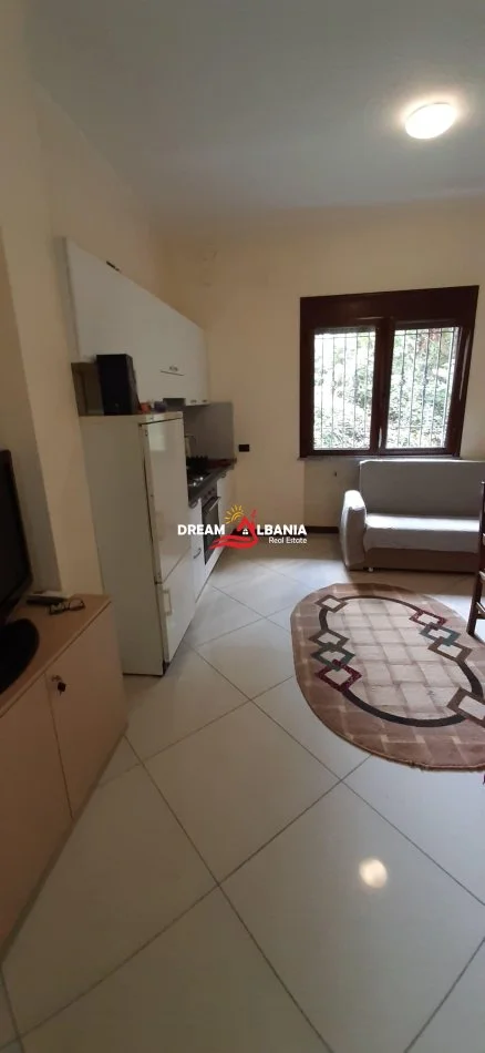 Tirane, jepet me qera garsoniere Kati 1, 30 m² 300 € (ne Kinostudio, prane “Kopshtit Lala”)