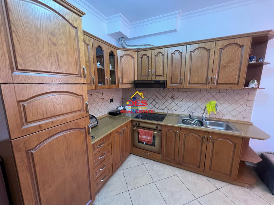 Vlore, jepet me qera apartament 1+1+Ballkon Kati 10, 70 m² 420 € (Rruga Sadik Zotaj)