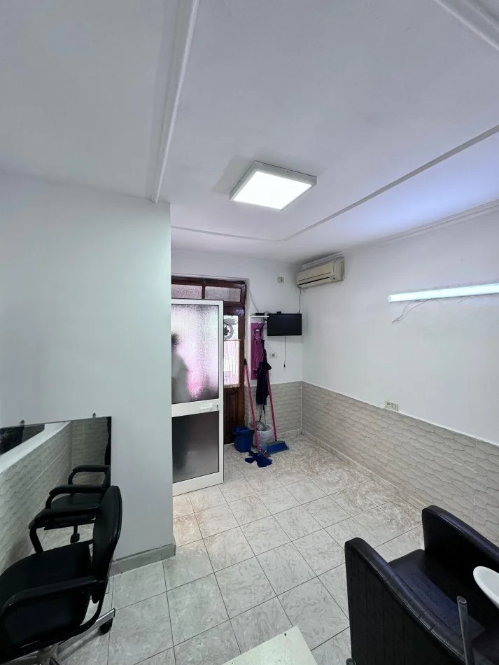 Tirane, jepet me qera ambjent biznesi Kati 1, 18 m² 300 € (Mine Peza)