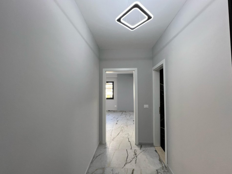 Tirane, jepet me qera apartament Kati 3, 74 m² 800 € (Petro Nini Luarasi)