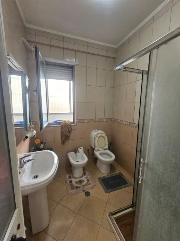 Shkembi Kavajes, jepet me qera apartament 2+1+Aneks+Ballkon Kati 1, 90 m² 350 € 
