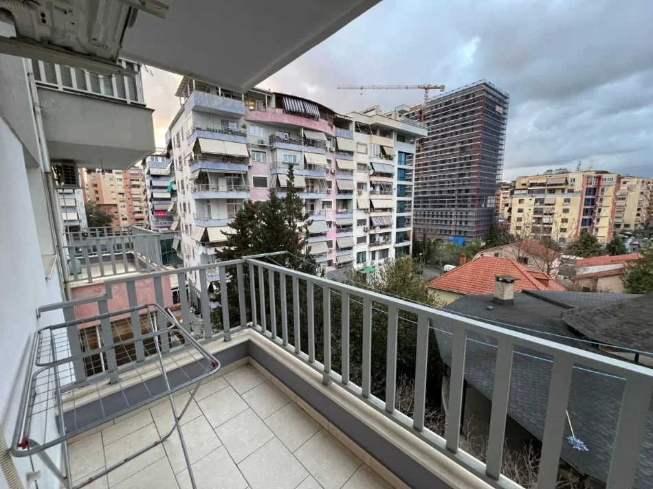 Tirane, jepet me qera apartament 2+1 Kati 4, 86 m² 685 € (Komuna e Parisit)